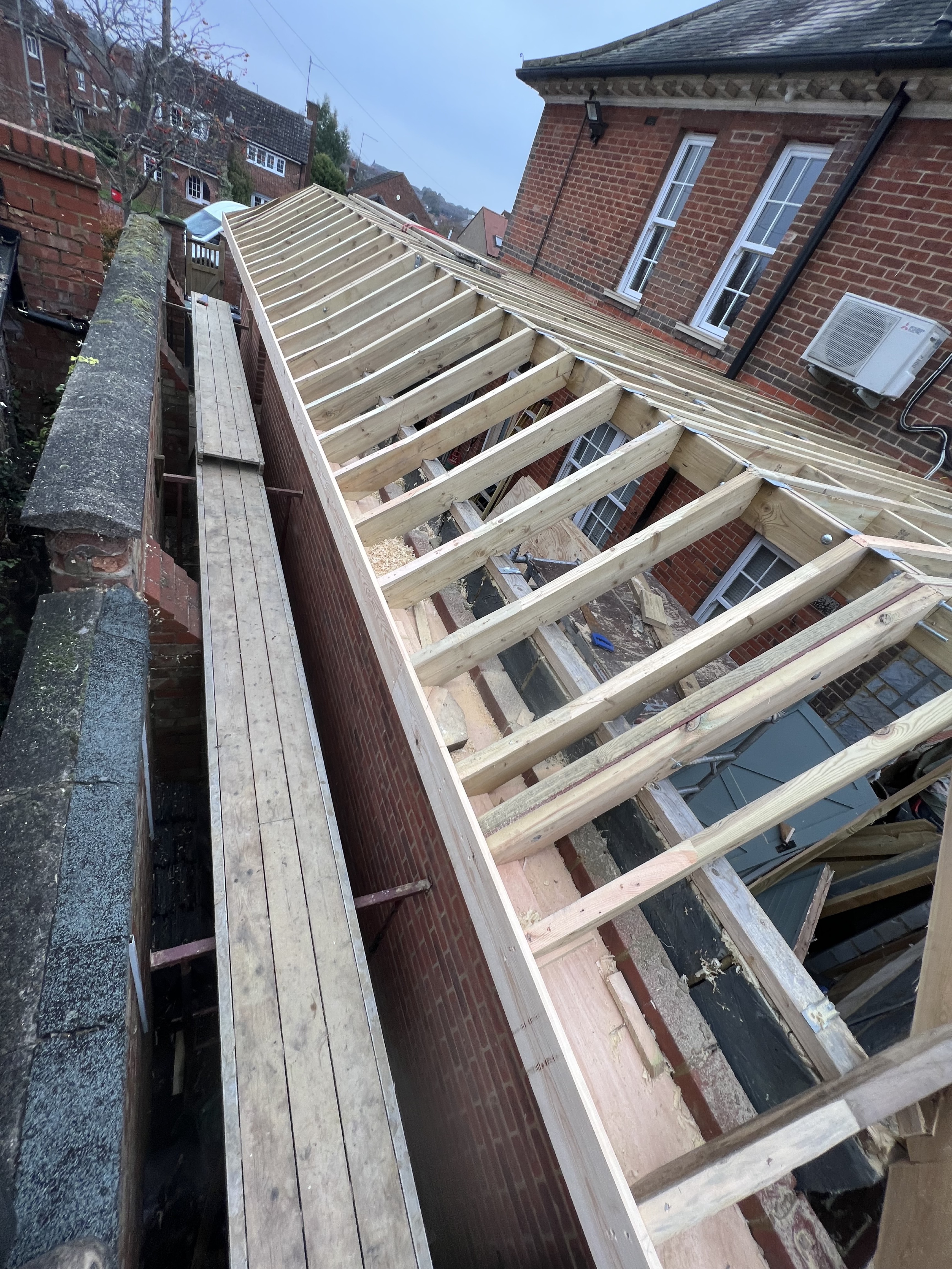 Roof framing on narrow lean‑to extension